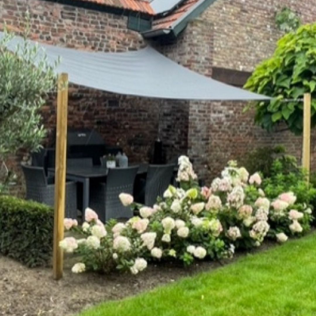 Vierkant schaduwdoek boven een terras