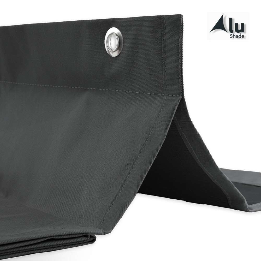 Detail van de vouw van een waterdicht harmonicadoek, soft black