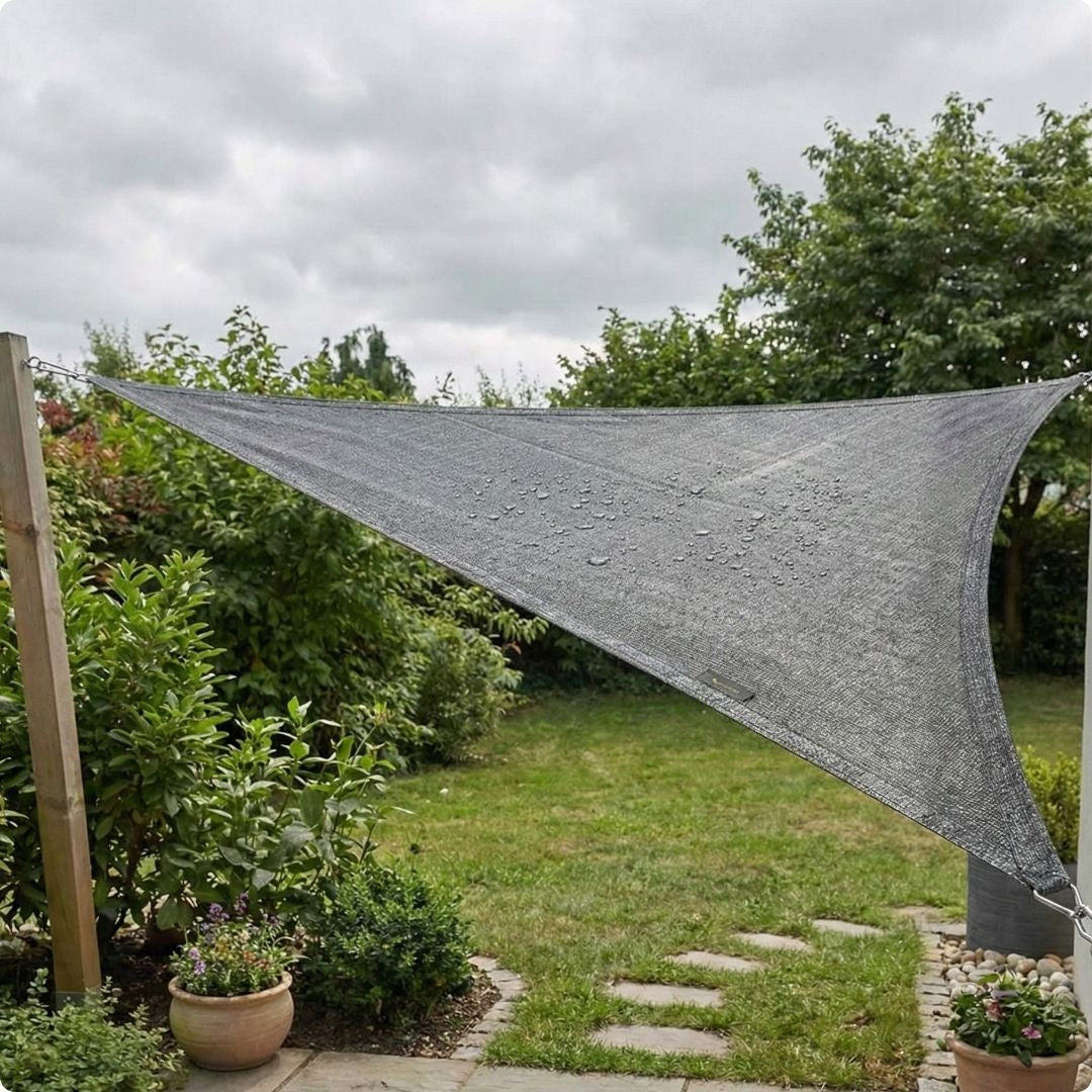 Waterdicht schaduwdoek bevestigd aan palen