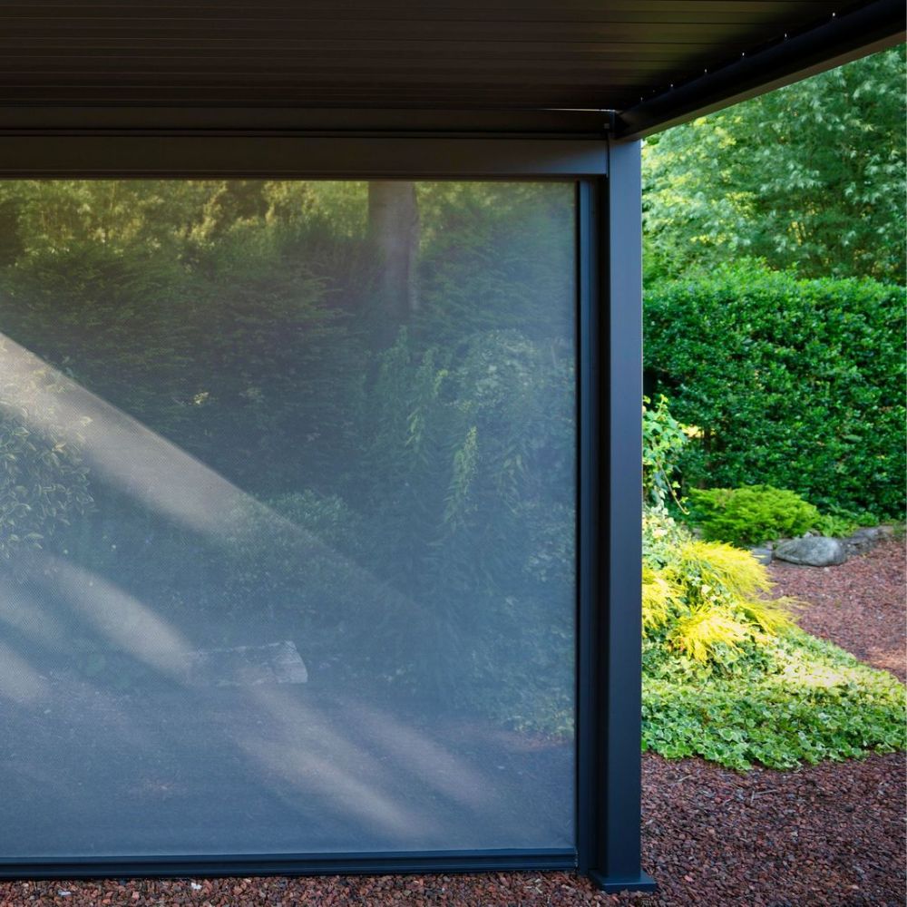 Sfeerbeeld van een windscherm in een overkapping