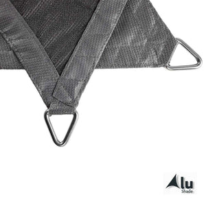 Detail van de hoekafwerking van een waterdicht schaduwdoek grijs