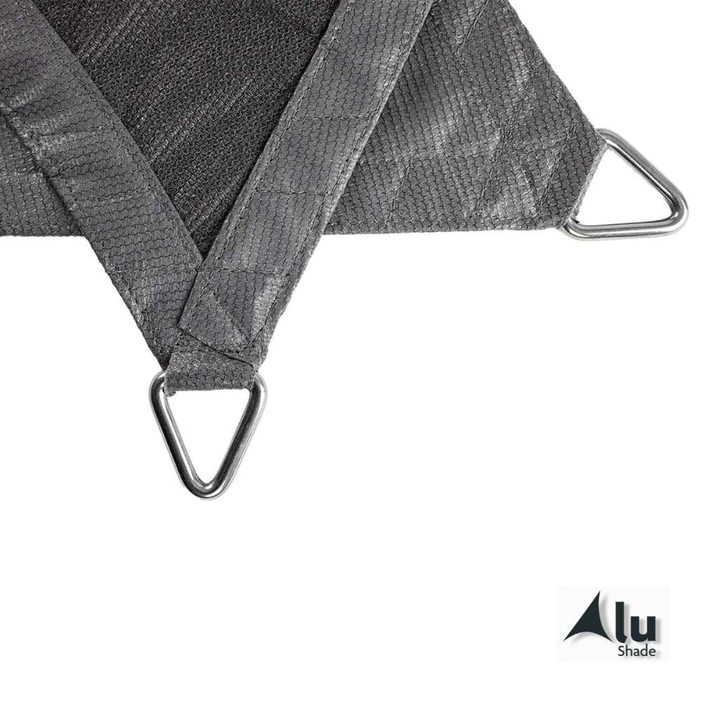 Detail van de hoekafwerking van een waterdicht schaduwdoek grijs