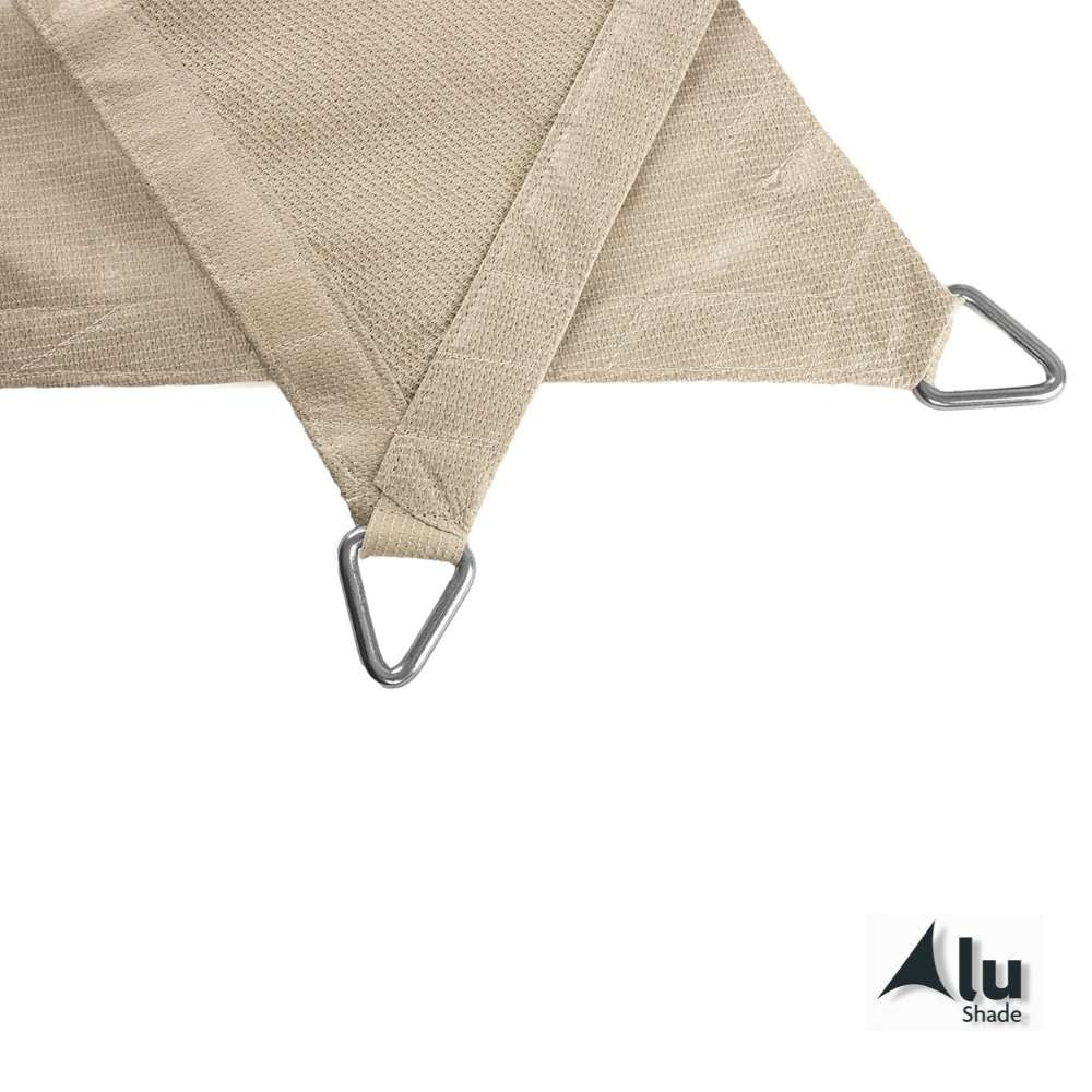 Detail van de hoekafwerking van een waterdicht schaduwdoek zand